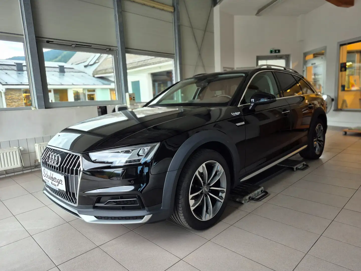 Audi A4 allroad basis Schwarz - 1