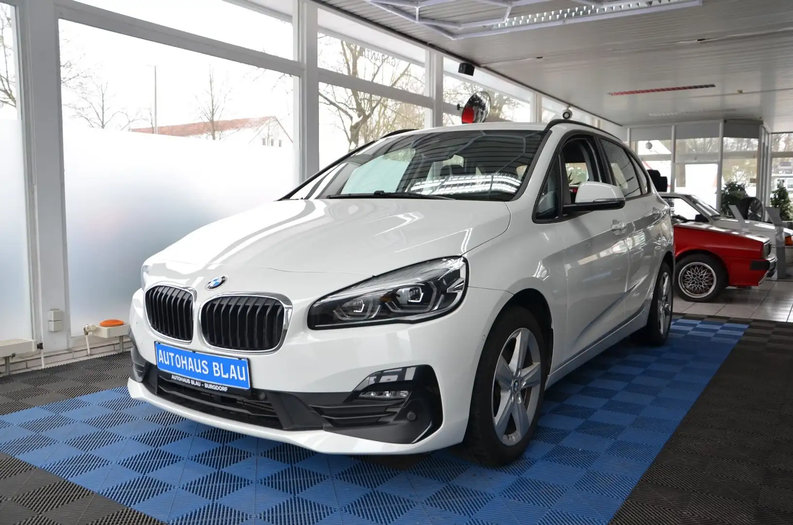 BMW 218 i Active Tourer *NAVI*LED*SHZ*ERST 41TKM!* Weiß - 1