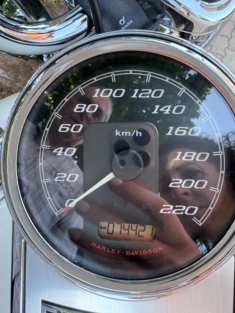 Harley-Davidson Road King FLHRC Bianco - 2