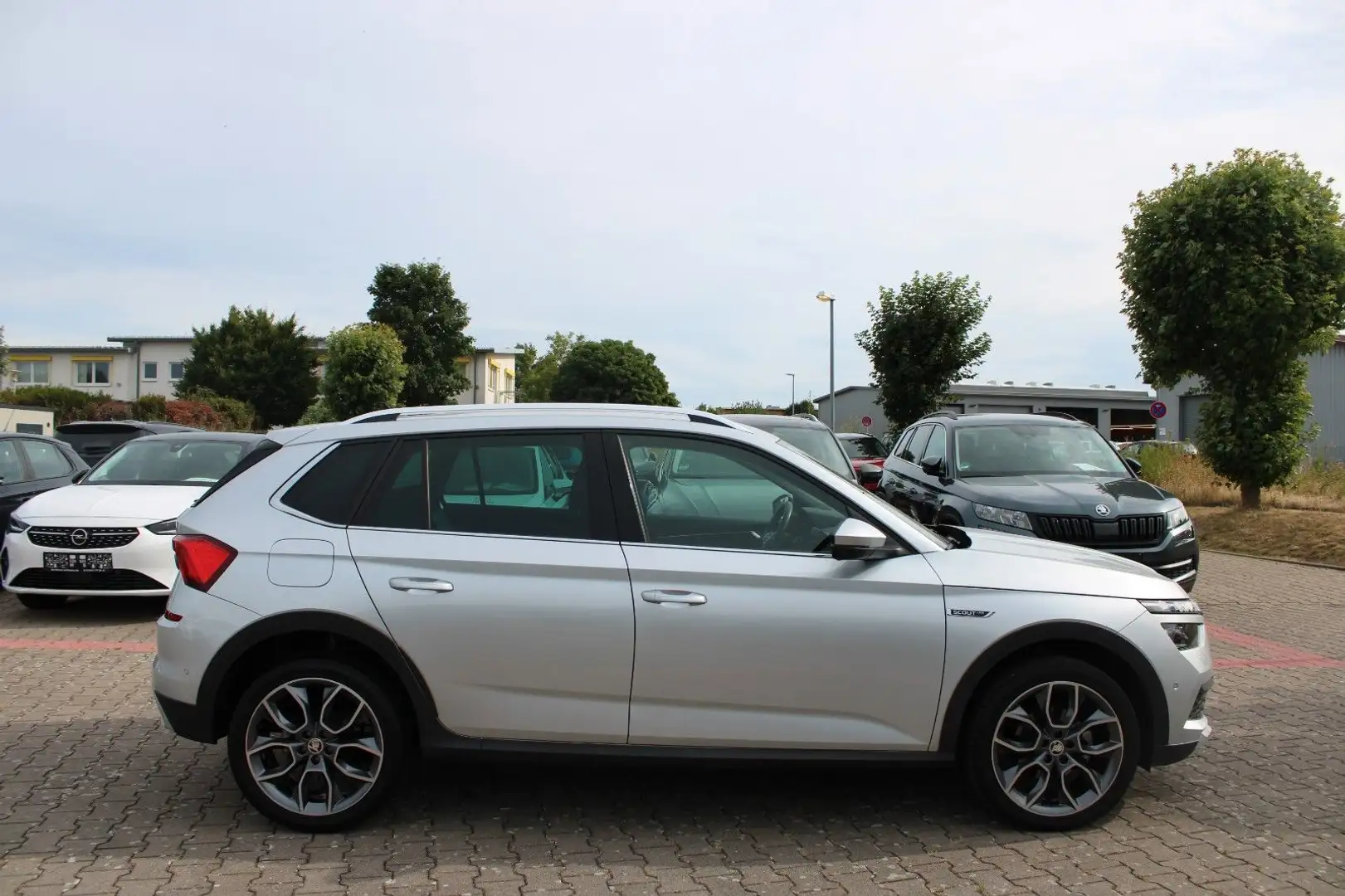 Skoda Kamiq Scoutline 1.5 TSI DSG *AHK*Kamera*NAVI* Silber - 2