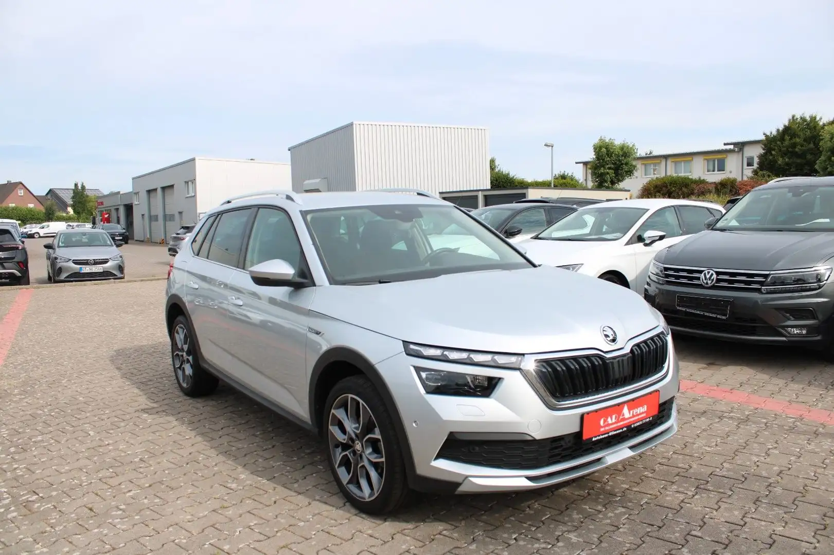 Skoda Kamiq Scoutline 1.5 TSI DSG *AHK*Kamera*NAVI* Silber - 1
