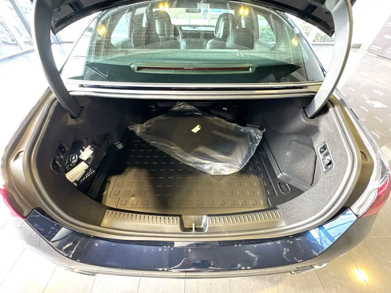 Mercedes-Benz E-Class снимка Mercedes-Benz E-Class