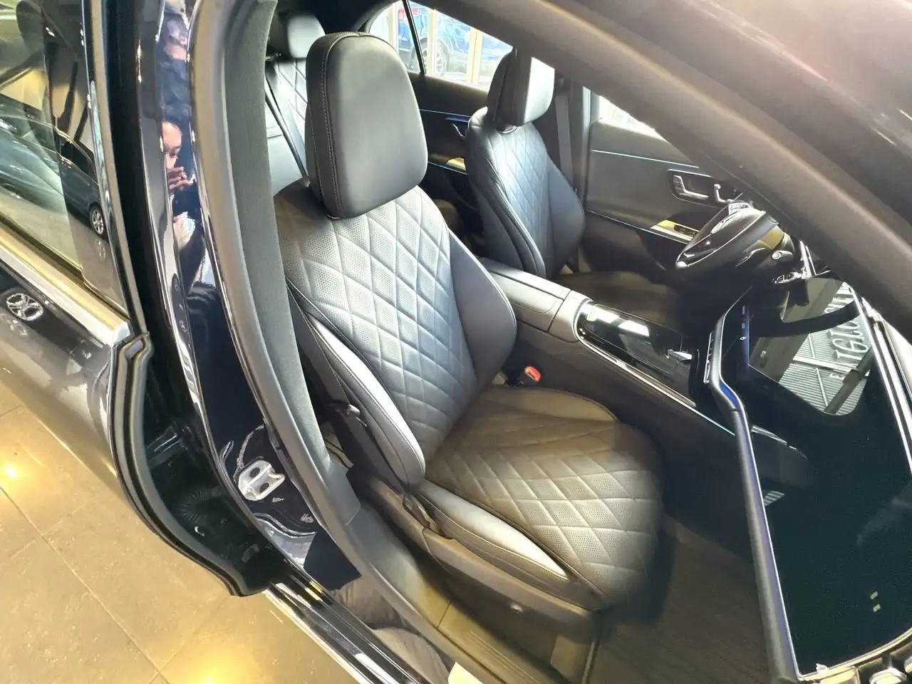 Mercedes-Benz E-Class снимка Mercedes-Benz E-Class