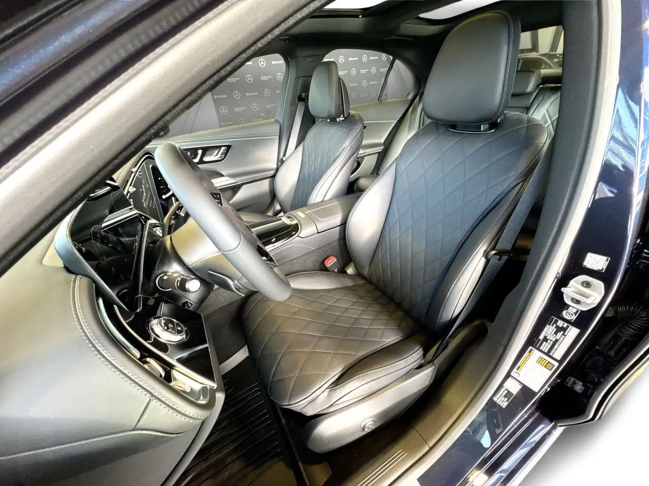 Mercedes-Benz E-Class снимка Mercedes-Benz E-Class