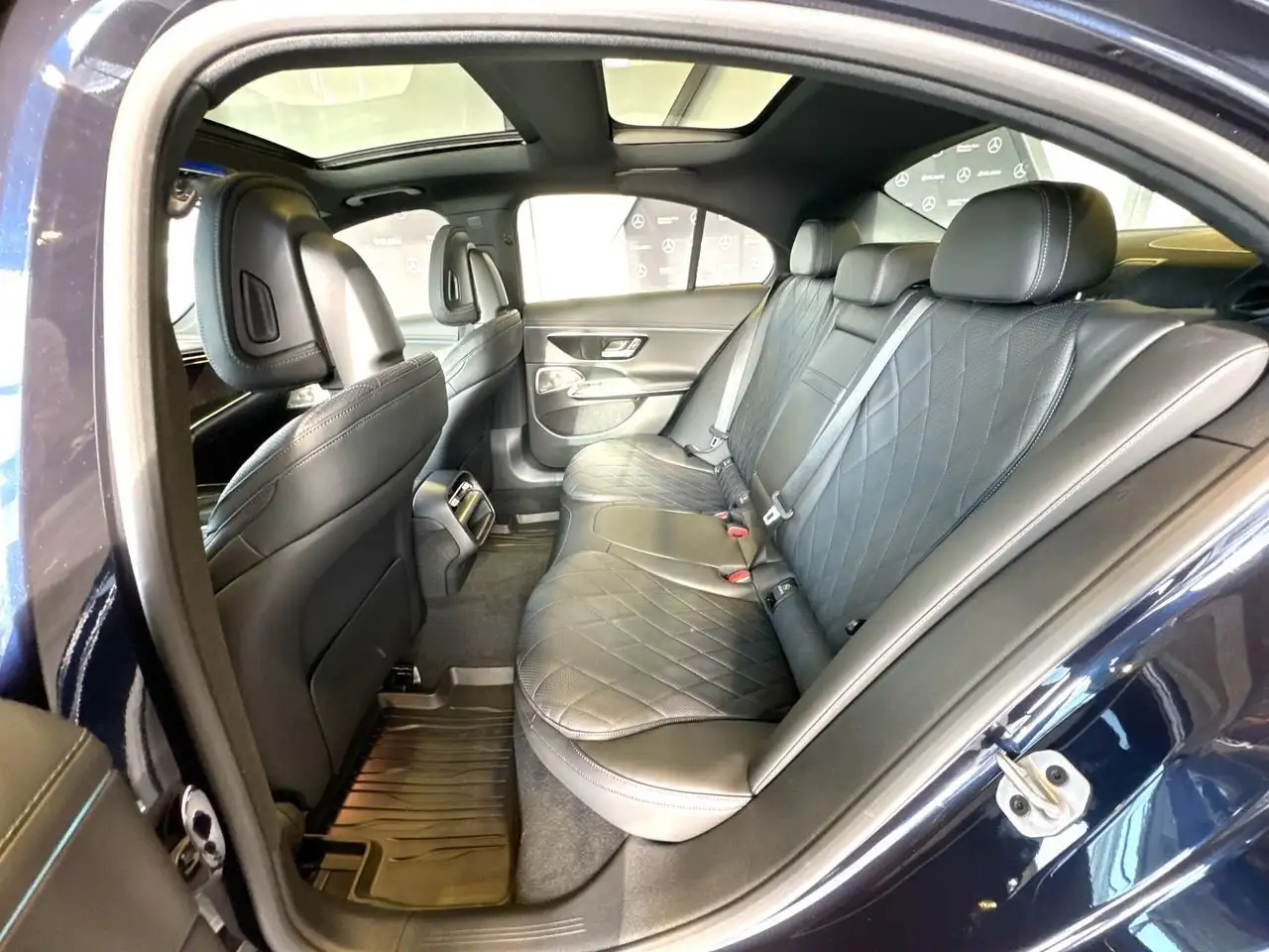 Mercedes-Benz E-Class снимка Mercedes-Benz E-Class