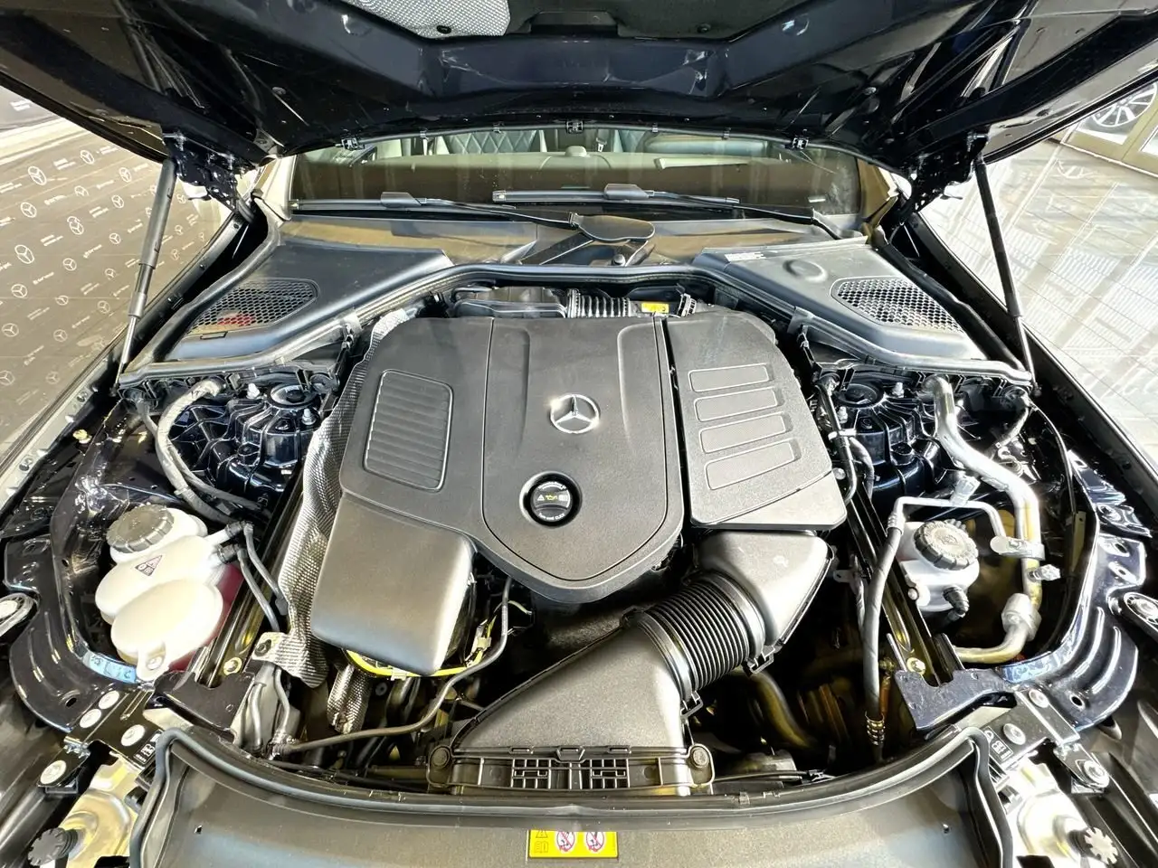 Mercedes-Benz E-Class снимка Mercedes-Benz E-Class