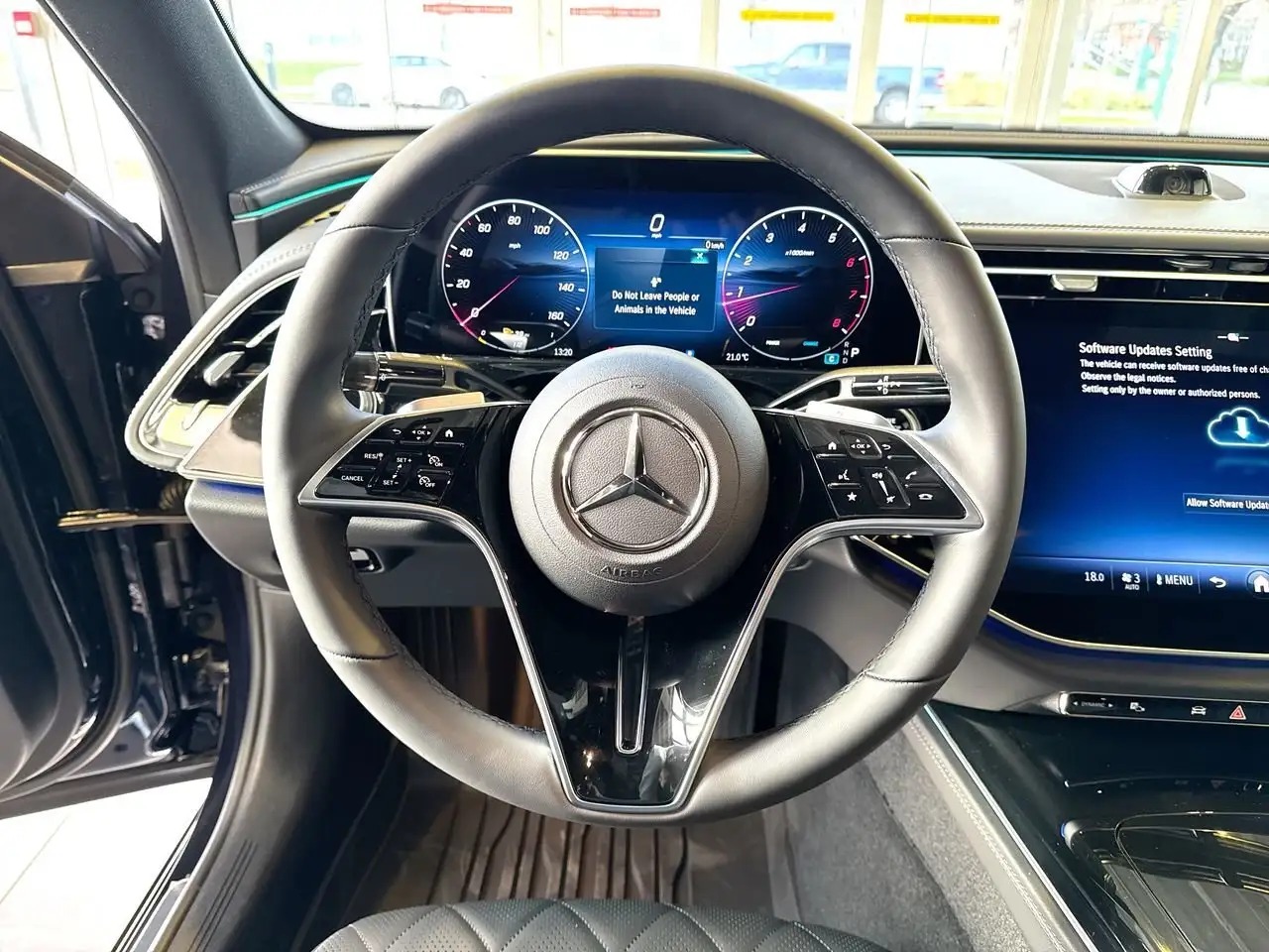 Mercedes-Benz E-Class снимка Mercedes-Benz E-Class