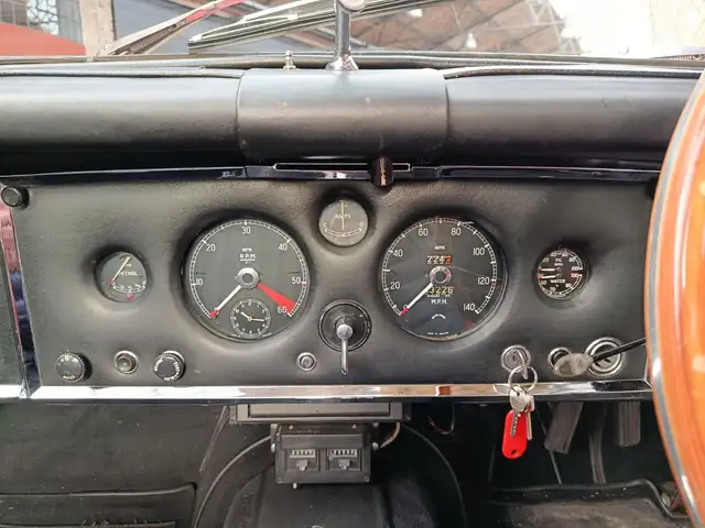 Jaguar XK view 12