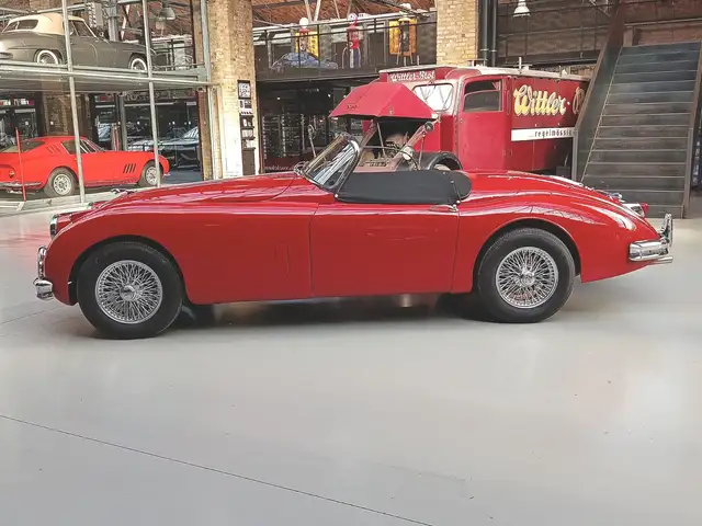 Jaguar XK view 8