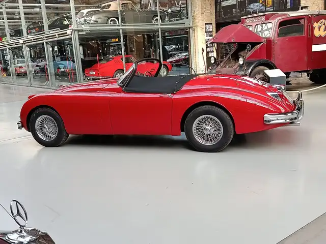 Jaguar XK view 9