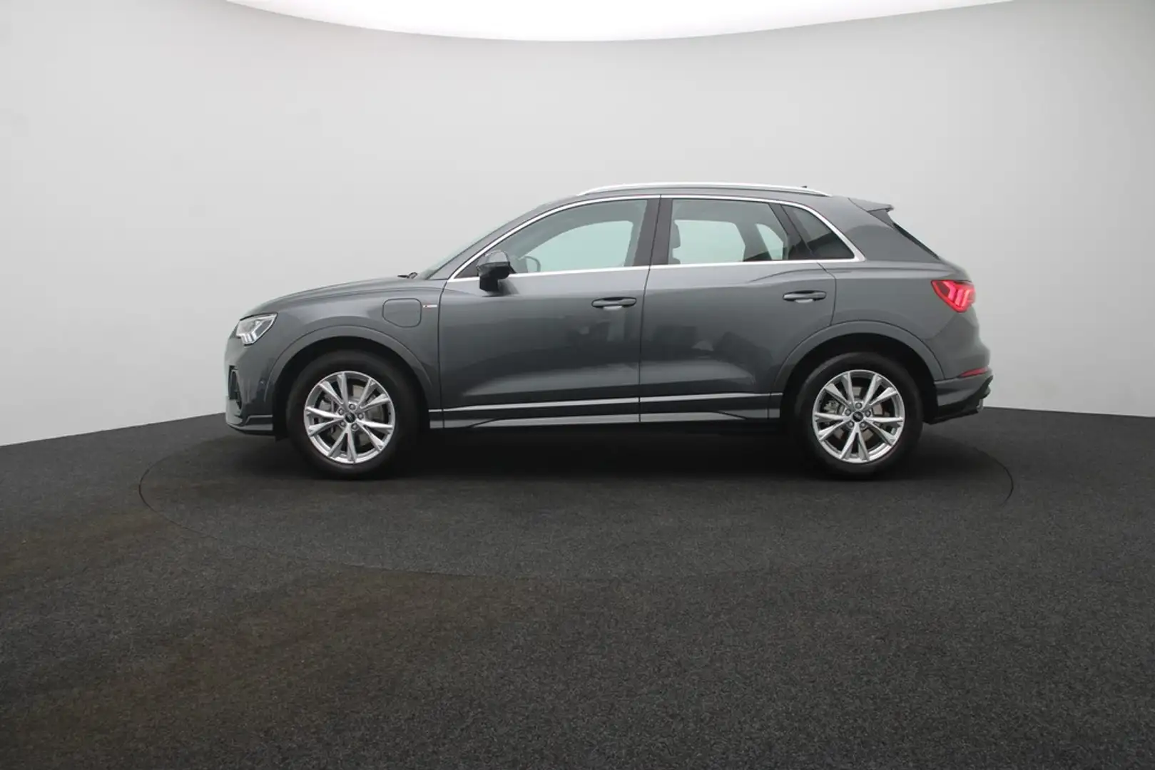 Audi Q3 45 TFSI e S line Matrix Navi ACC AHK Pano Grau - 2