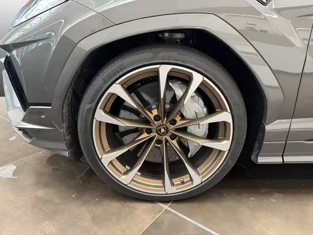 Lamborghini Urus view 9