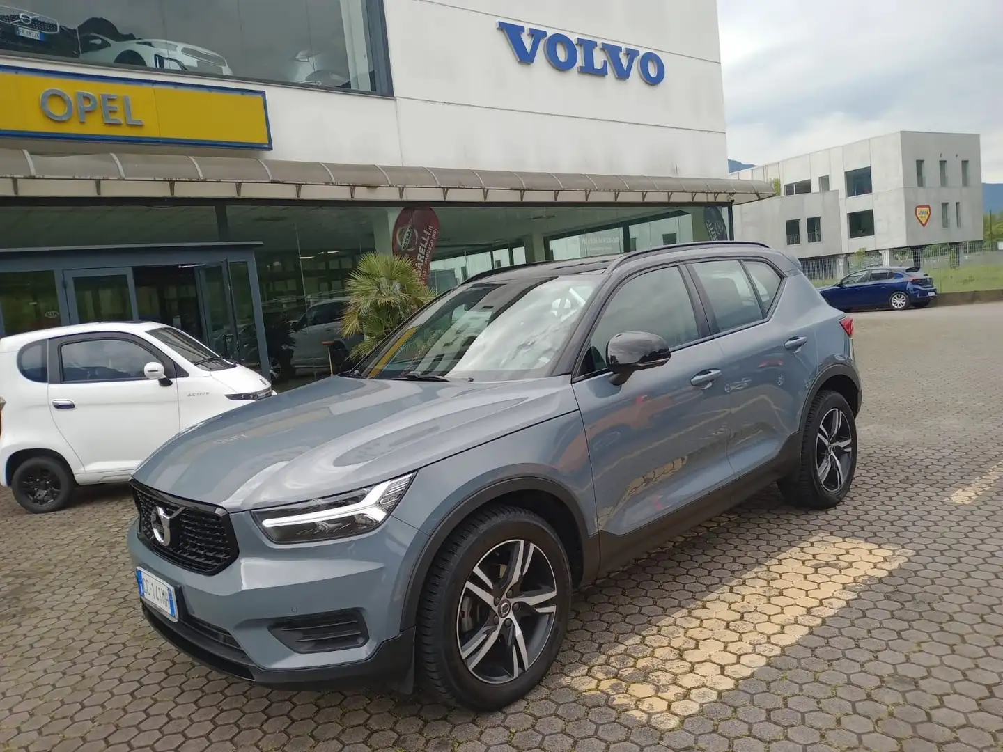 Volvo XC40 XC40 2.0 d3 R-design auto Grijs - 1