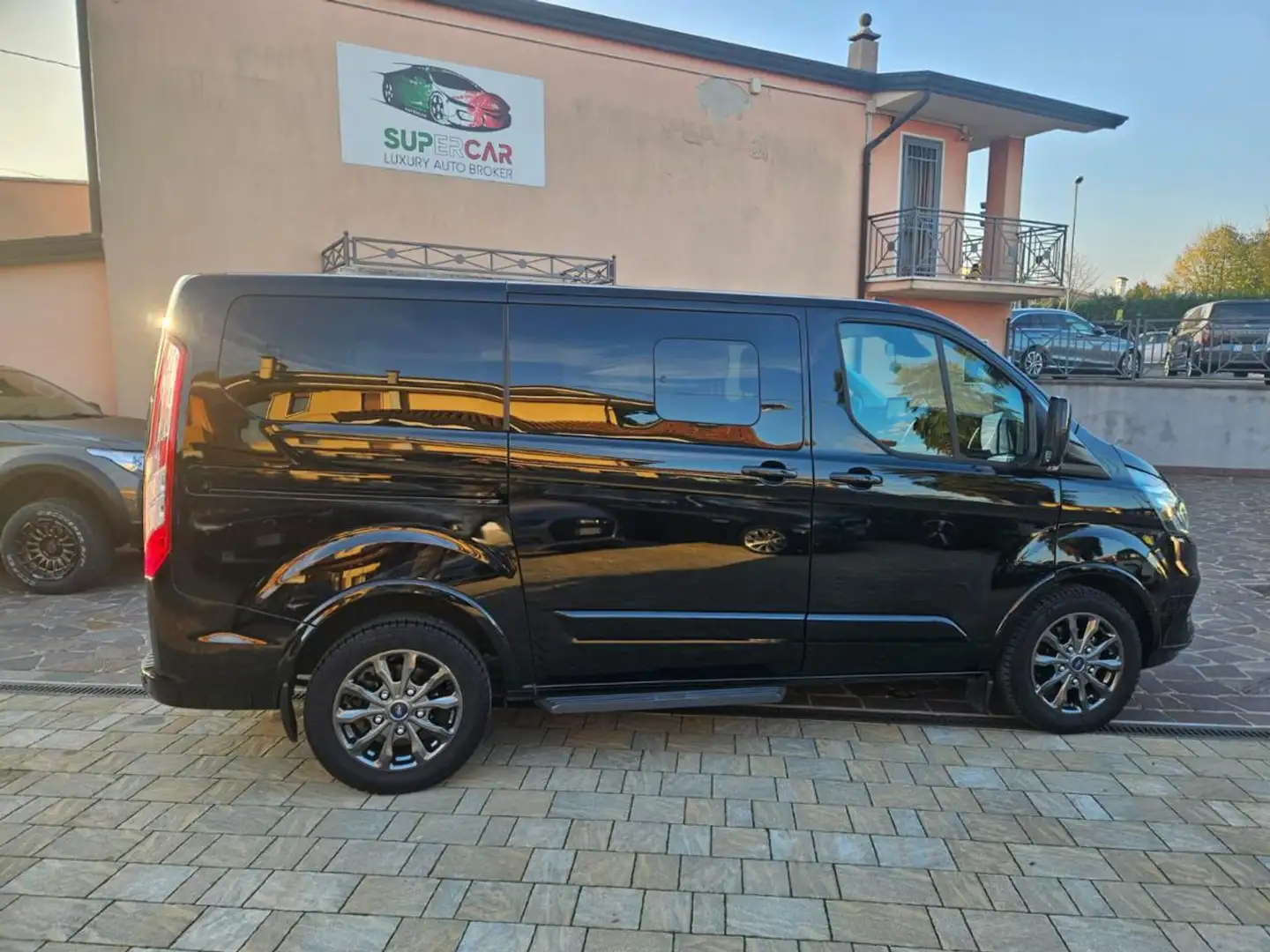 Ford Tourneo Custom 320 2.0 EcoBlue 185CV aut.  Titanium Nero - 2