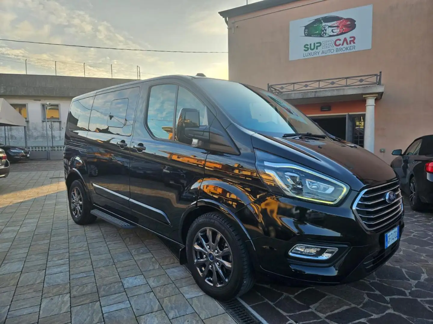 Ford Tourneo Custom 320 2.0 EcoBlue 185CV aut.  Titanium Nero - 1