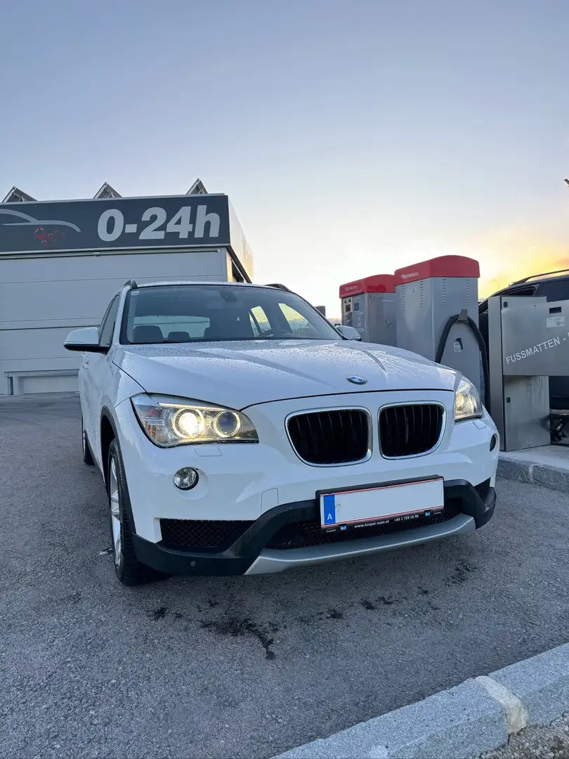 BMW X1 xDrive20i Österreich-Paket Aut. Weiß - 1