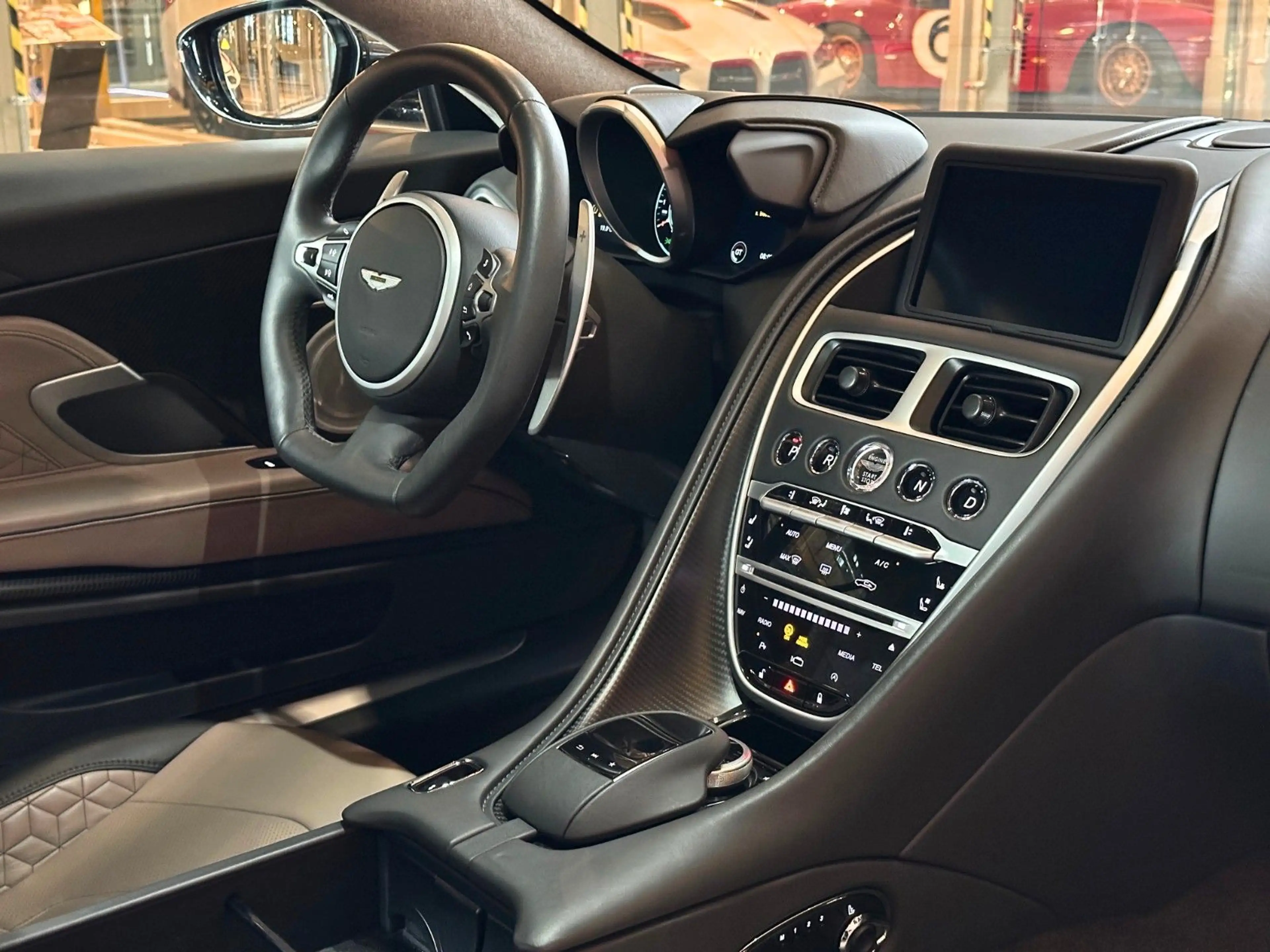 Aston Martin DBS 5.2 V12 Biturbo Superleggera — photo 13