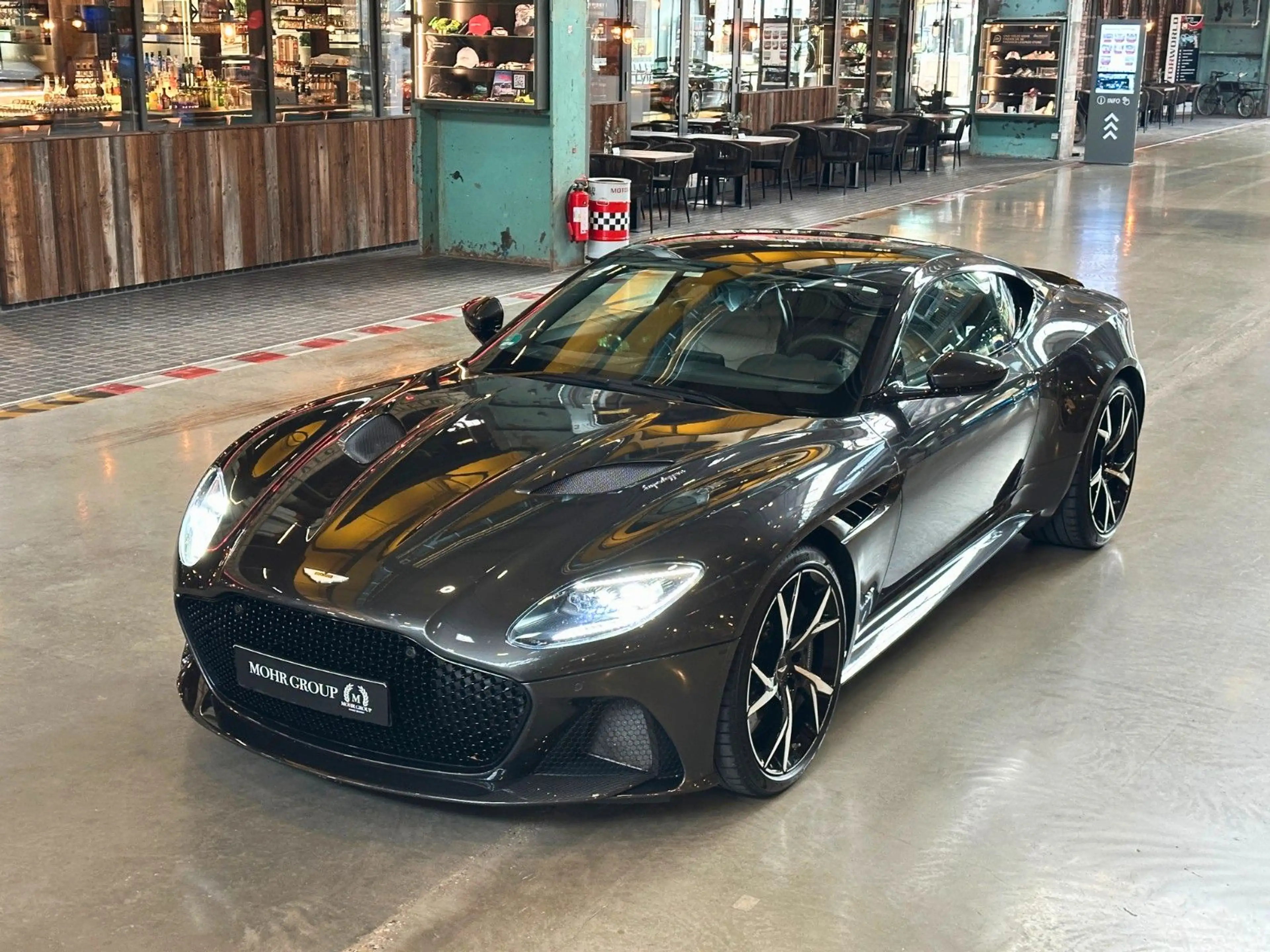 Aston Martin DBS 5.2 V12 Biturbo Superleggera — photo 2