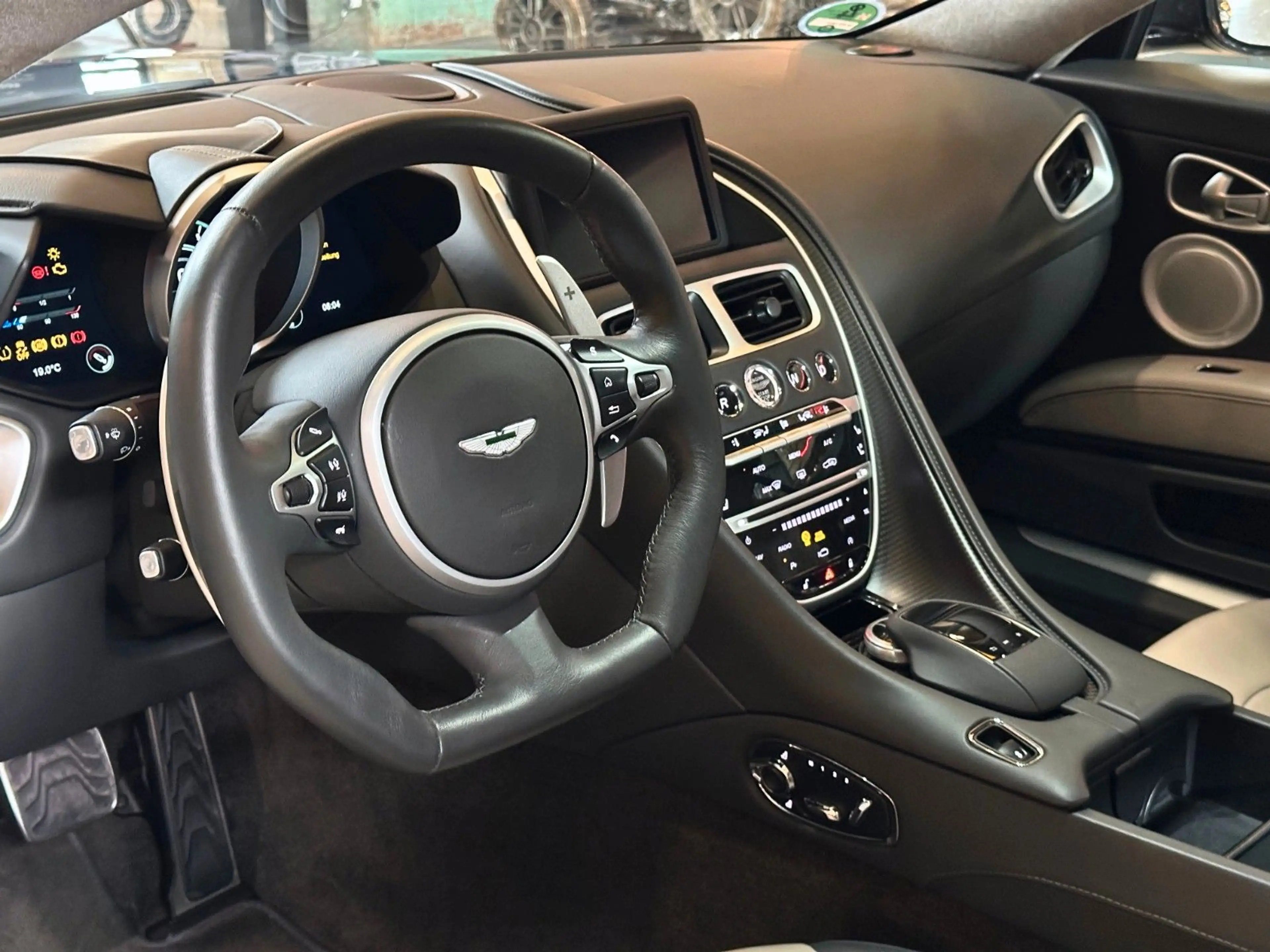 Aston Martin DBS 5.2 V12 Biturbo Superleggera — photo 12