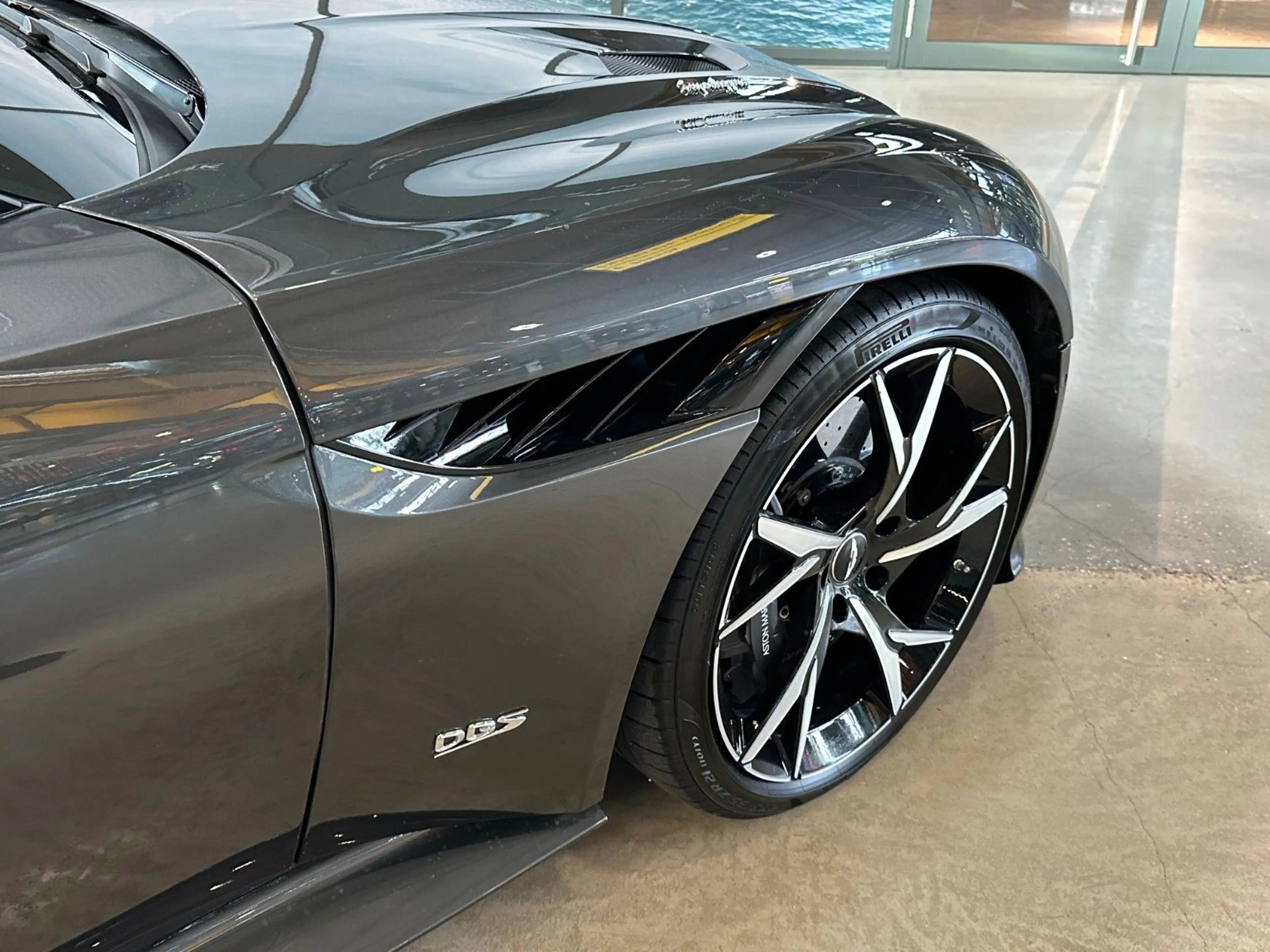 Aston Martin DBS 5.2 V12 Biturbo Superleggera — photo 9