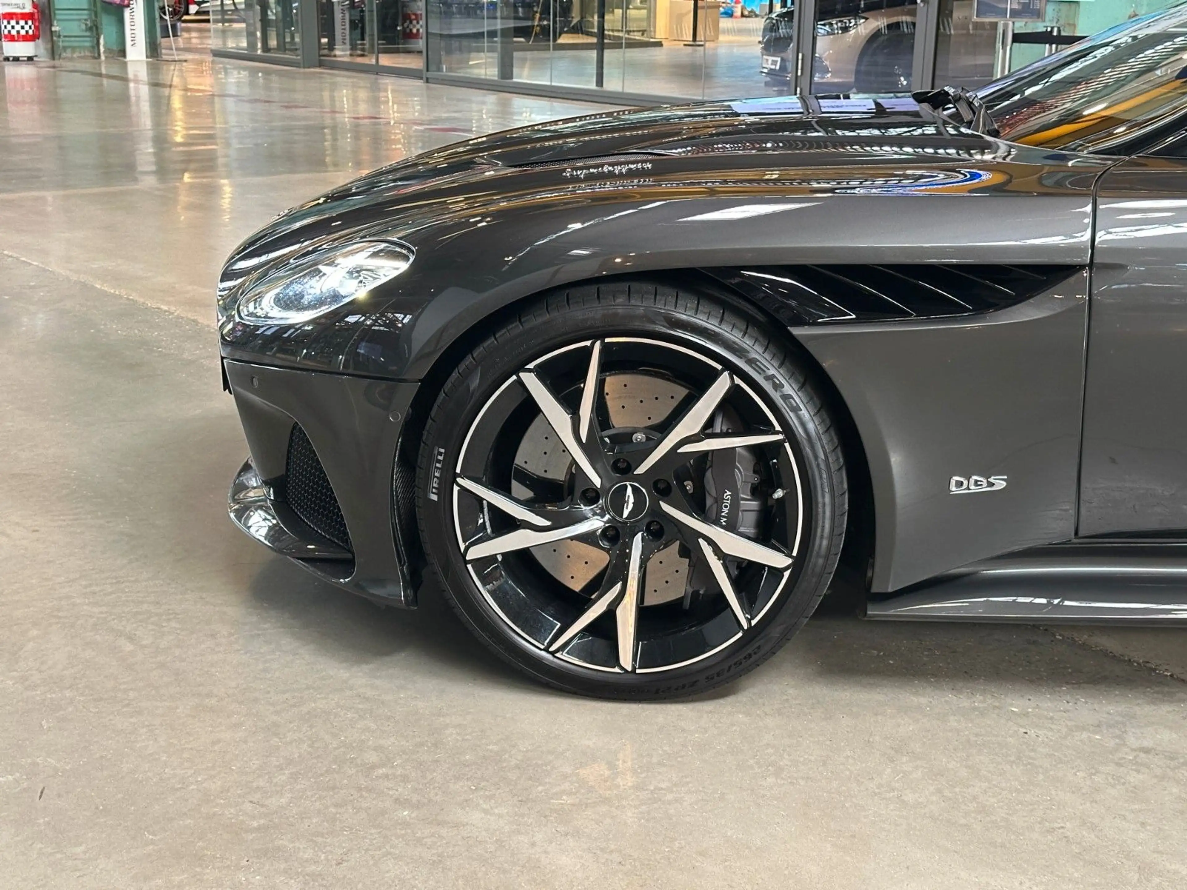 Aston Martin DBS 5.2 V12 Biturbo Superleggera — photo 10