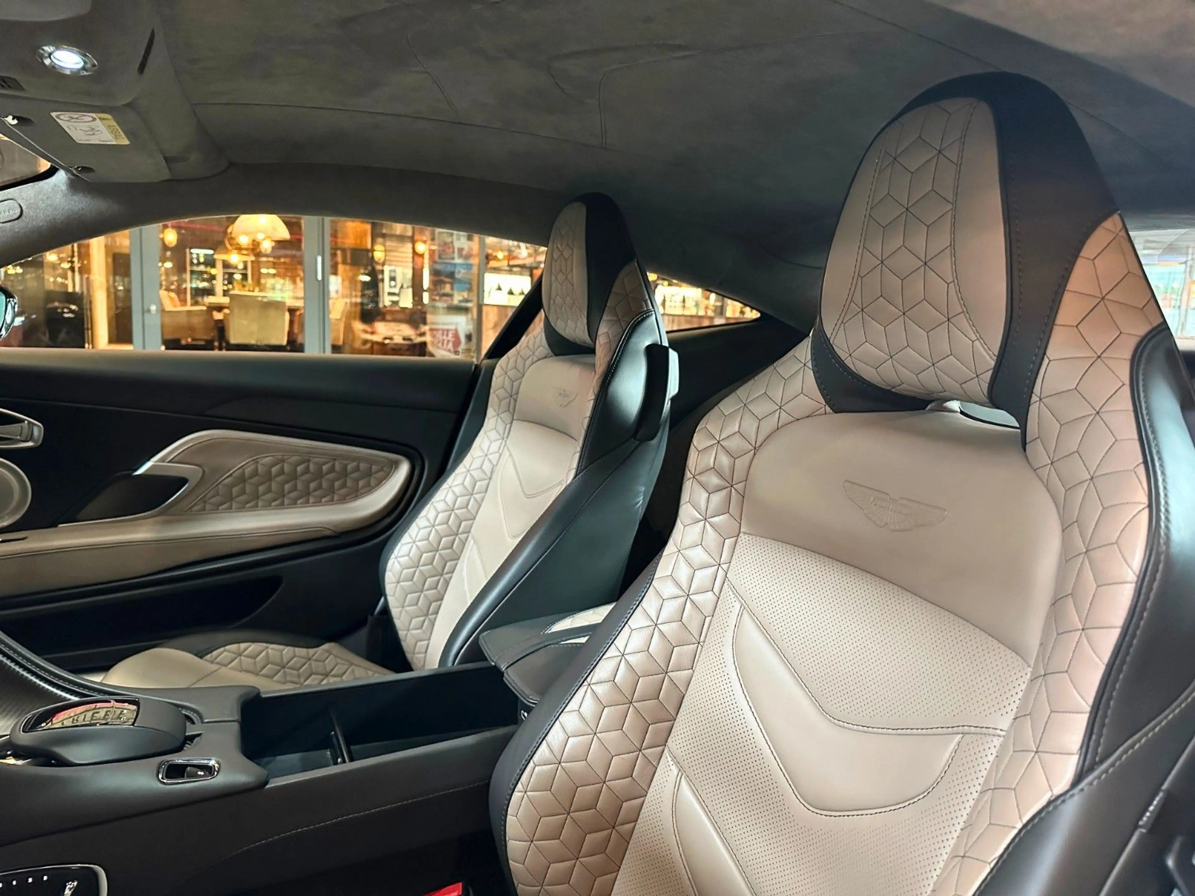 Aston Martin DBS 5.2 V12 Biturbo Superleggera — photo 15