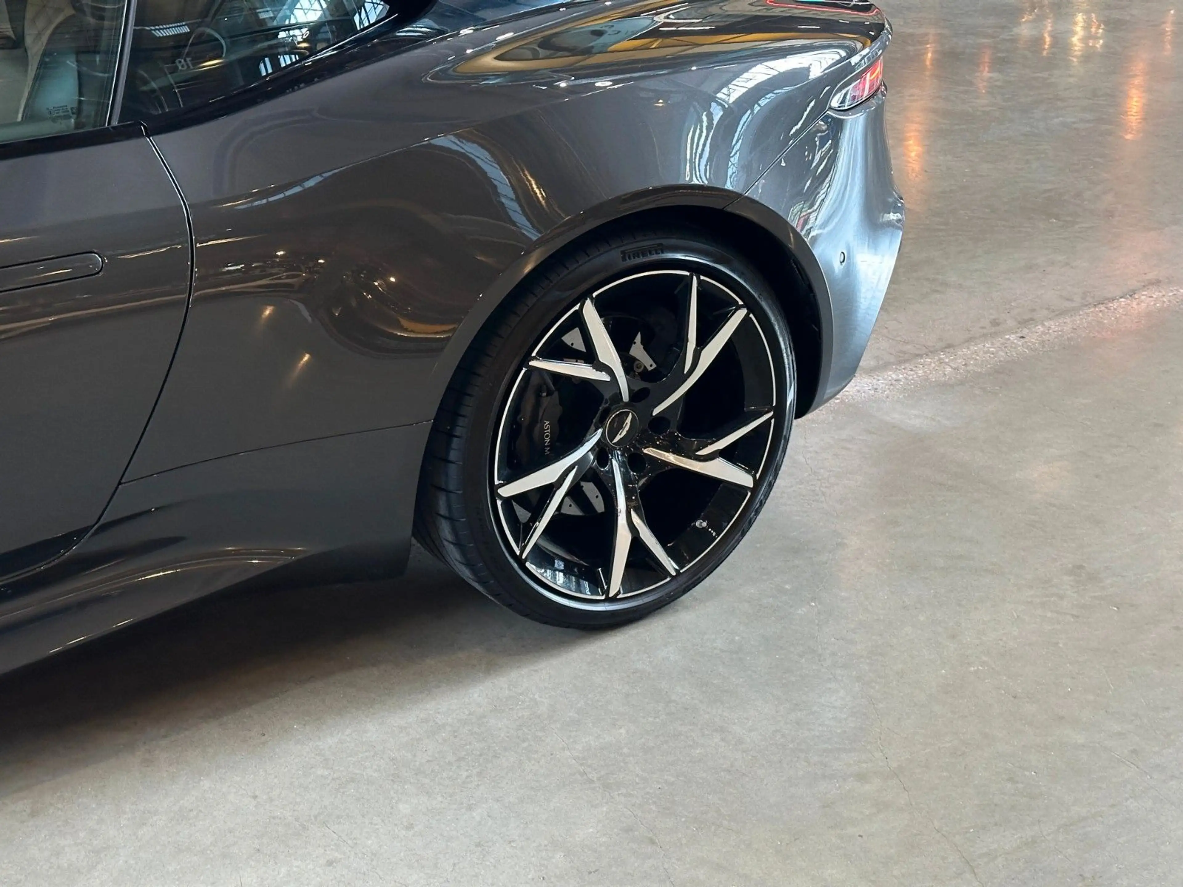 Aston Martin DBS 5.2 V12 Biturbo Superleggera — photo 11