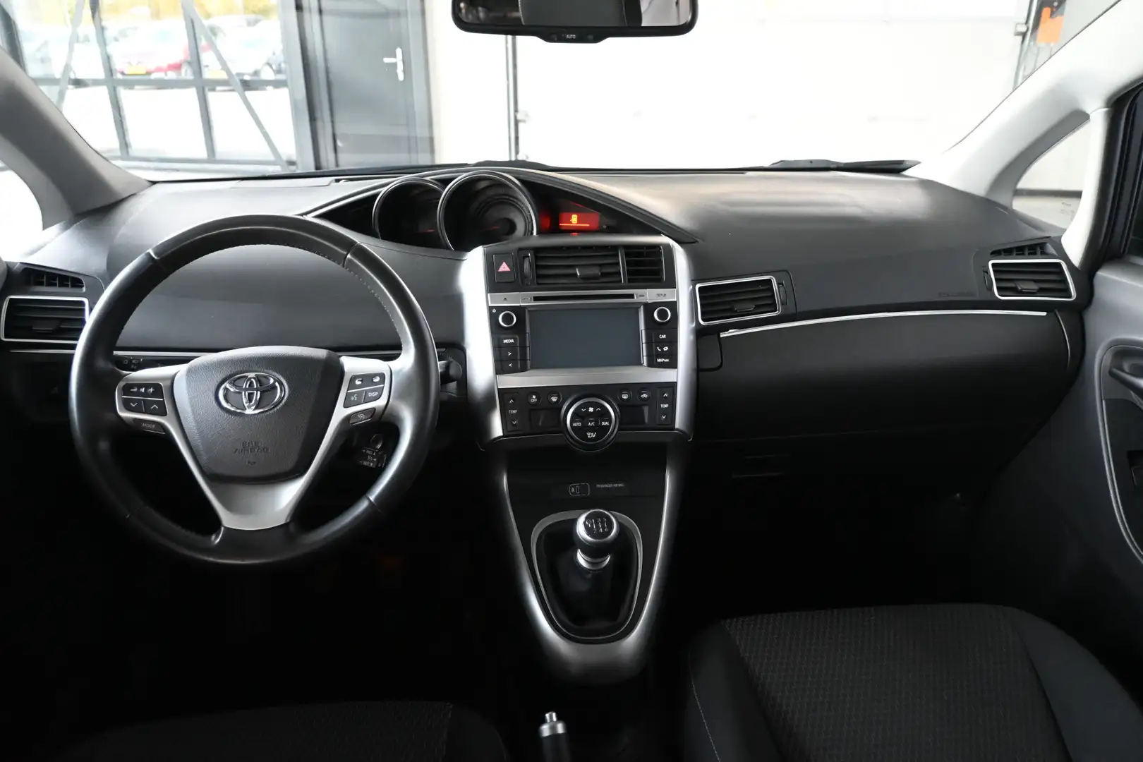 Toyota Verso 1.6 VVT-i Business Climate control Navigatie Panor Grijs - 2