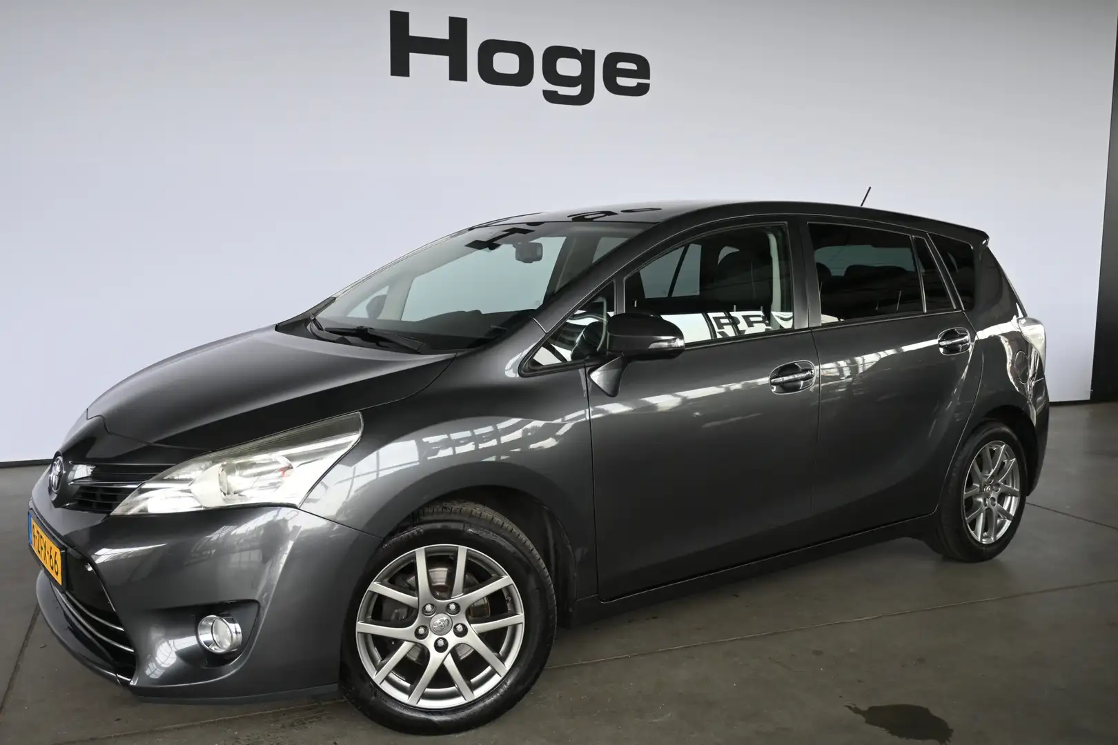 Toyota Verso 1.6 VVT-i Business Climate control Navigatie Panor Grijs - 1
