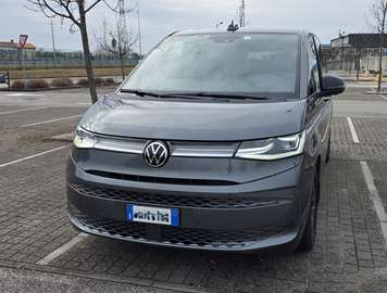 VW Multivan T7 L – Riscald, 360°, Harman Kardon, Vis-à-Vis, Gancio, LED Matrix, Porte elettriche, Pavim. effetto legno