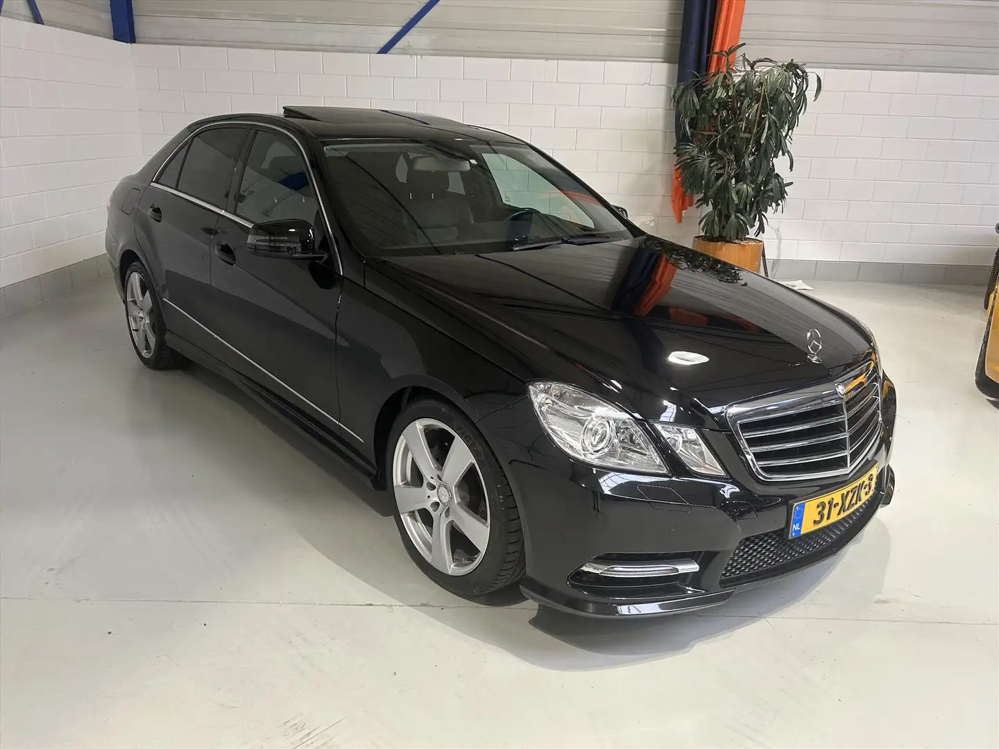 Mercedes-Benz E 200 E200 CGI BE Aut7, AMG, Schuifdak, TOP-staat Noir - 1