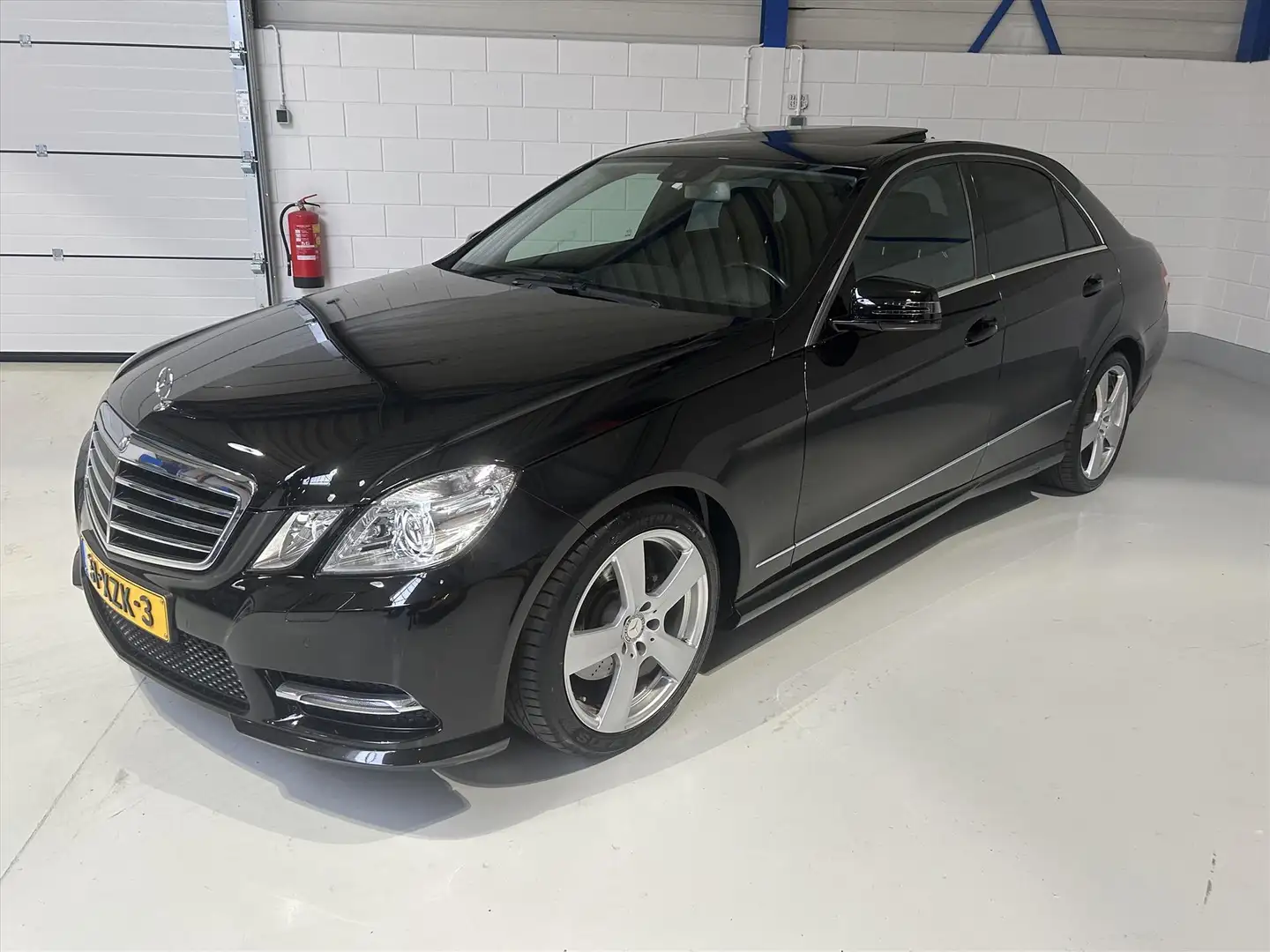 Mercedes-Benz E 200 E200 CGI BE Aut7, AMG, Schuifdak, TOP-staat Noir - 2