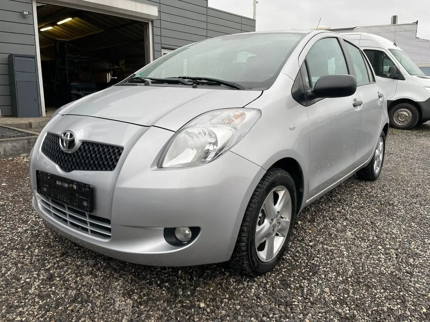 Toyota Yaris Sol 1.4*TüvNeu*1.Hand*Klima*87Ps Grau - 2