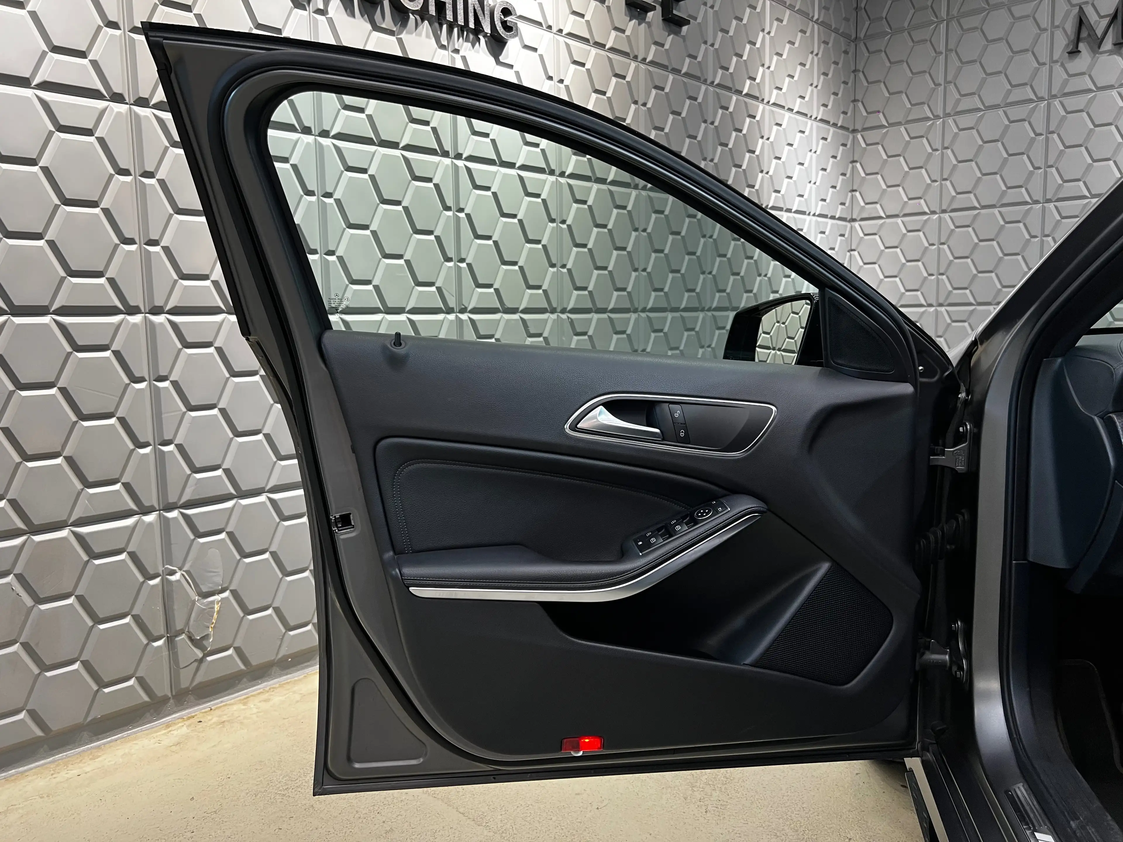 Mercedes-Benz A 45 AMG 4Matic*PDC*NAVI*AMBIENTE*VOLLEDER*SITZHEIZUNG*LED* — photo 11