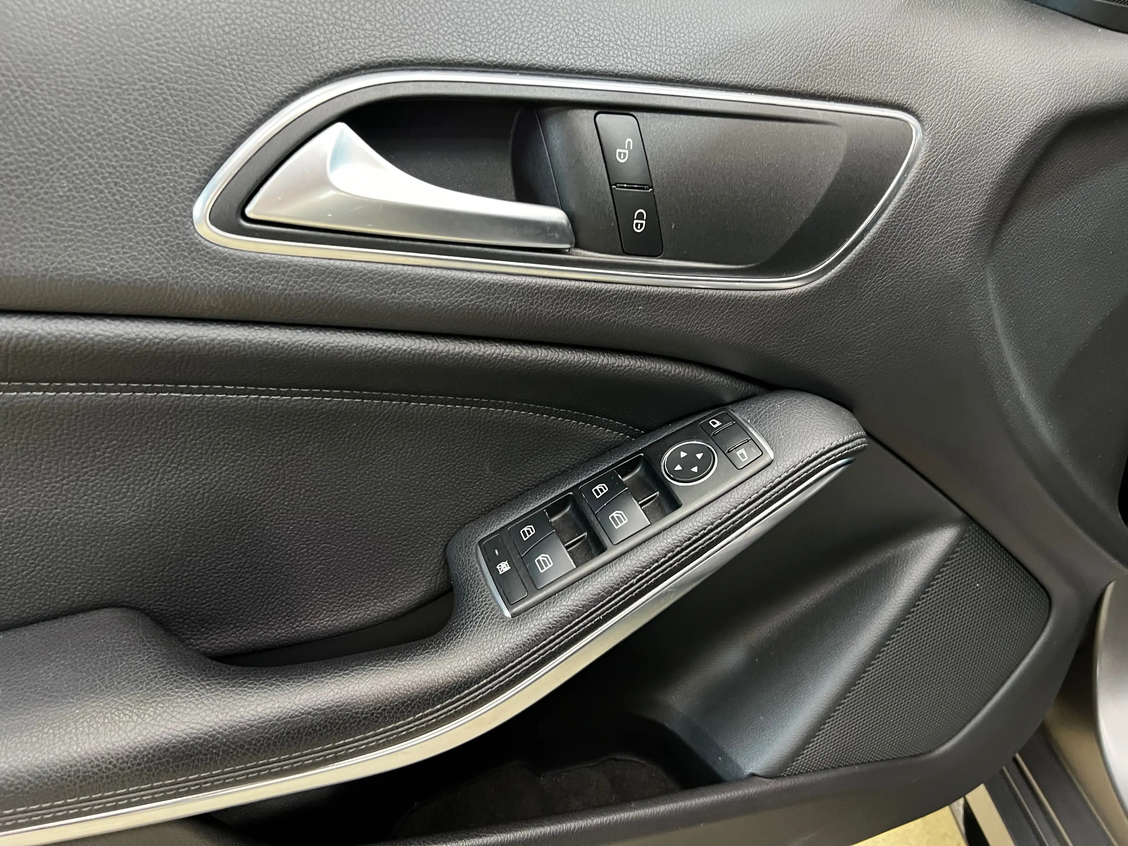 Mercedes-Benz A 45 AMG 4Matic*PDC*NAVI*AMBIENTE*VOLLEDER*SITZHEIZUNG*LED* — photo 12