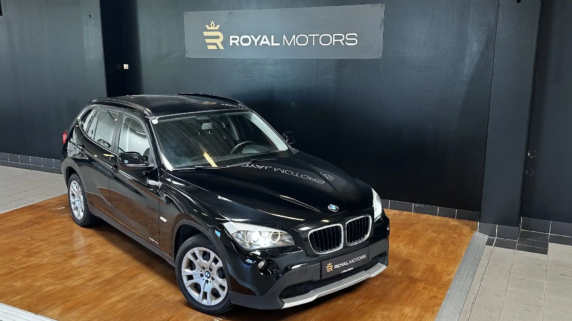 BMW X1 xDrive 18d Schwarz - 2