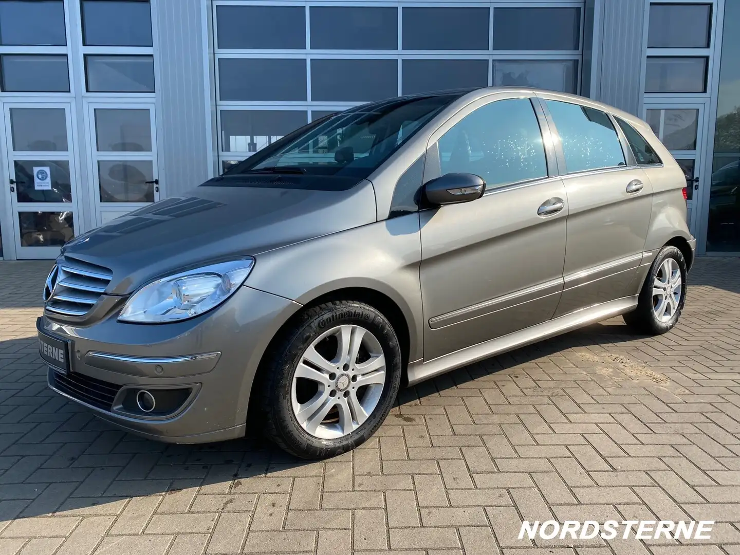 Mercedes-Benz B 180 B 180 CDI Sports Tourer AUTOMATIK+NAVI+AHK+SHZ Grau - 2