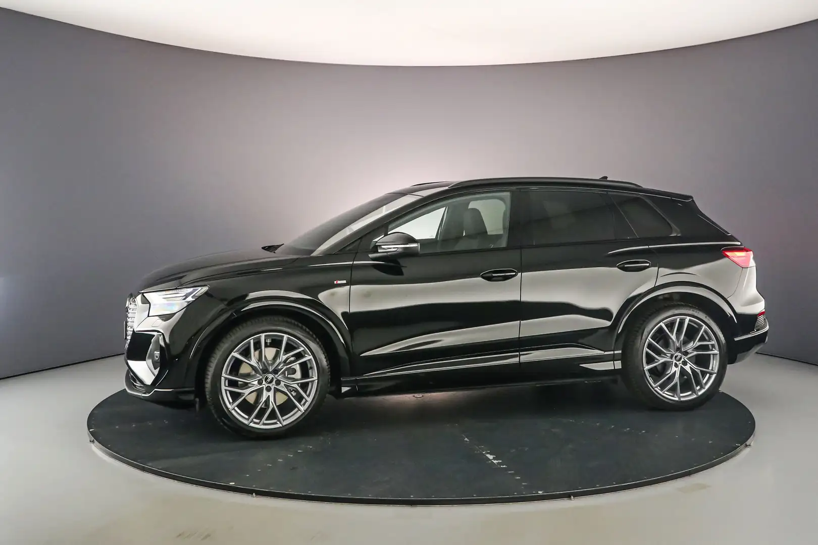 Audi Q4 e-tron 45 e-tron 286pk S edition Zwart - 2