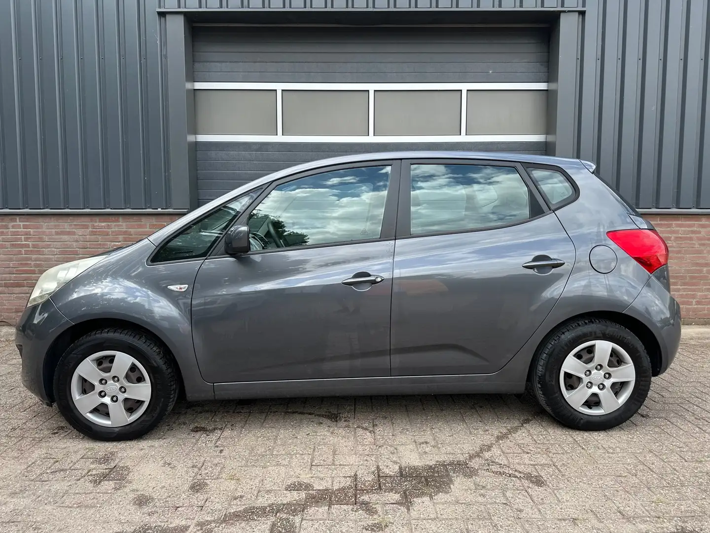 Kia Venga 1.4 CVVT Seven Navigatie / Camera / Cruisecontrol Grijs - 2