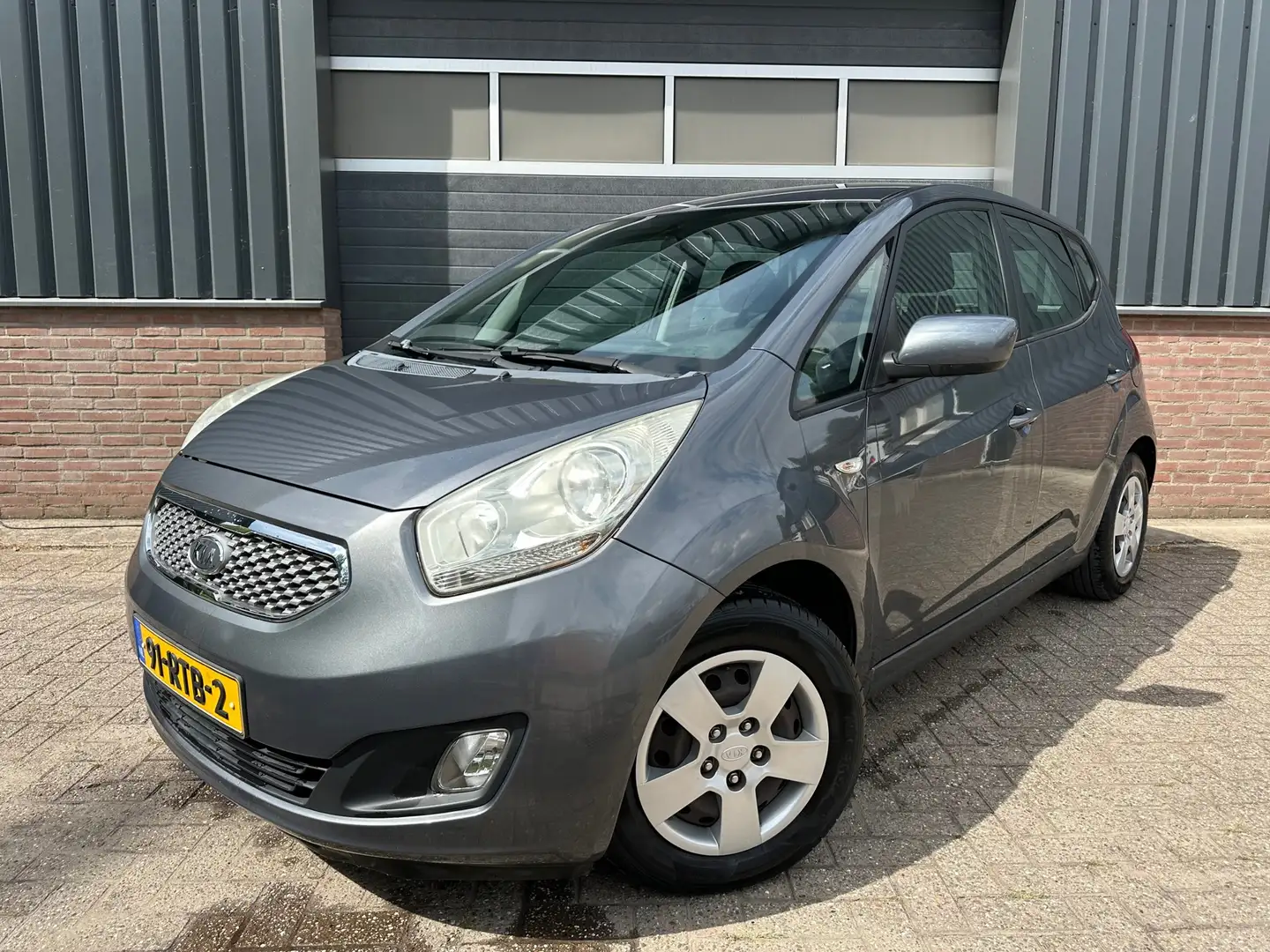 Kia Venga 1.4 CVVT Seven Navigatie / Camera / Cruisecontrol Grijs - 1