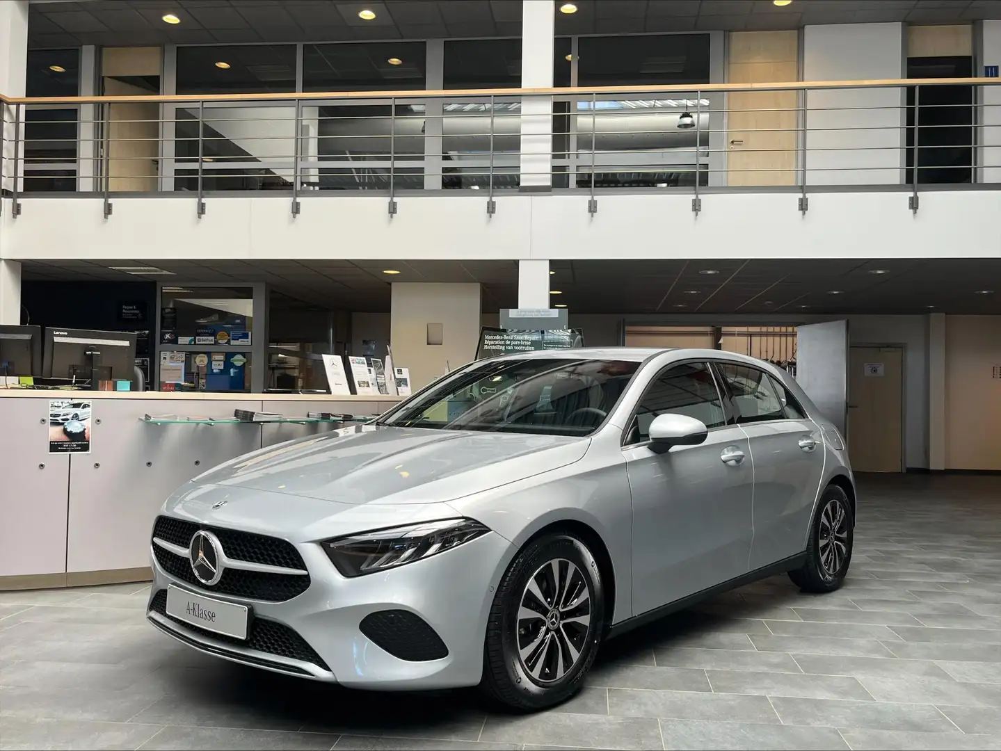 Mercedes-Benz A 180 A Essential Line Argent - 1