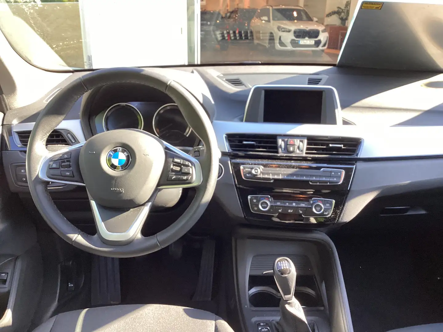 BMW X1 sDrive18i Advantage DAB LED Tempomat Shz PDC Weiß - 2