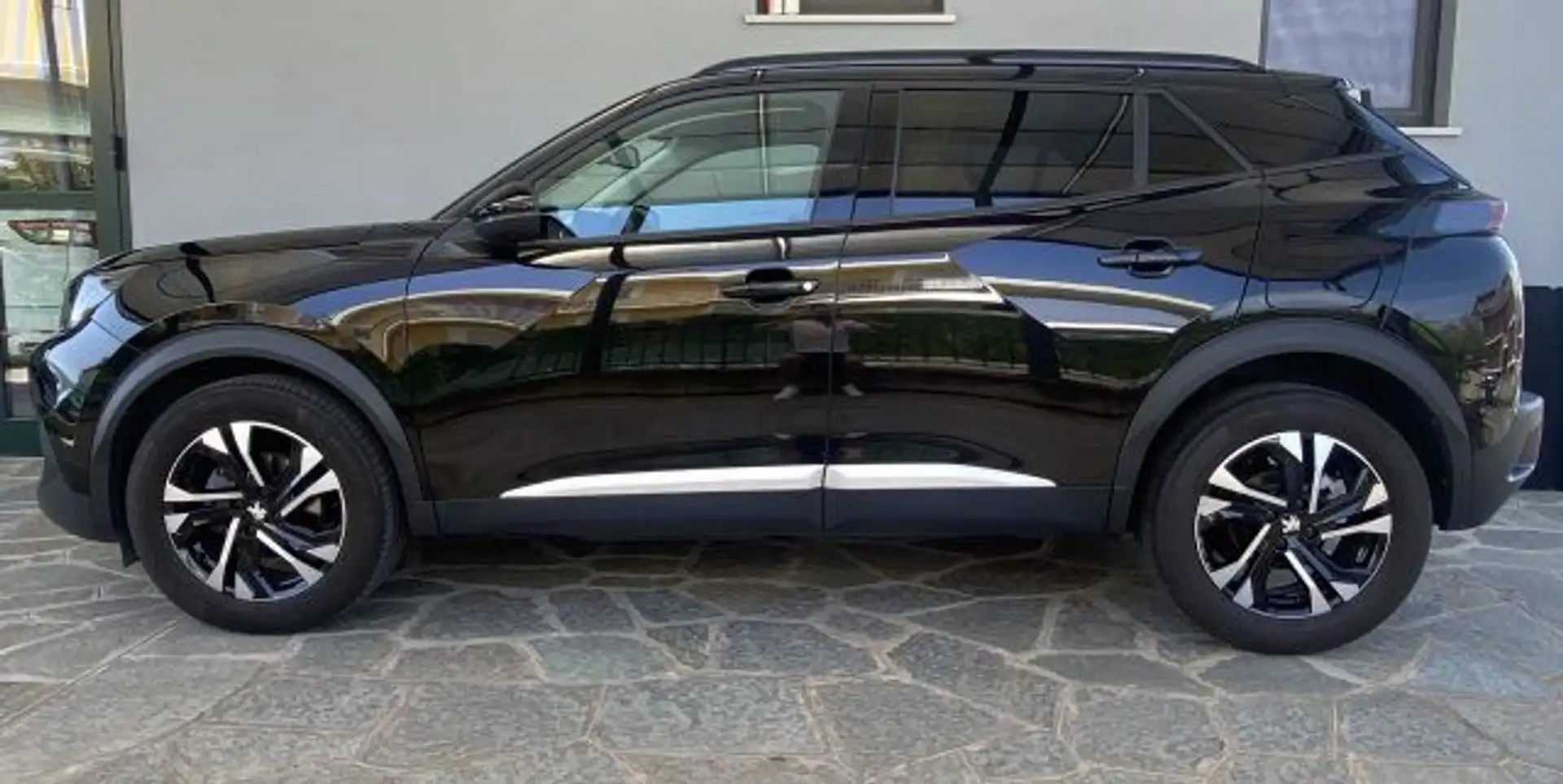 Peugeot 2008 PureTech 100 S&S Allure Schwarz - 2