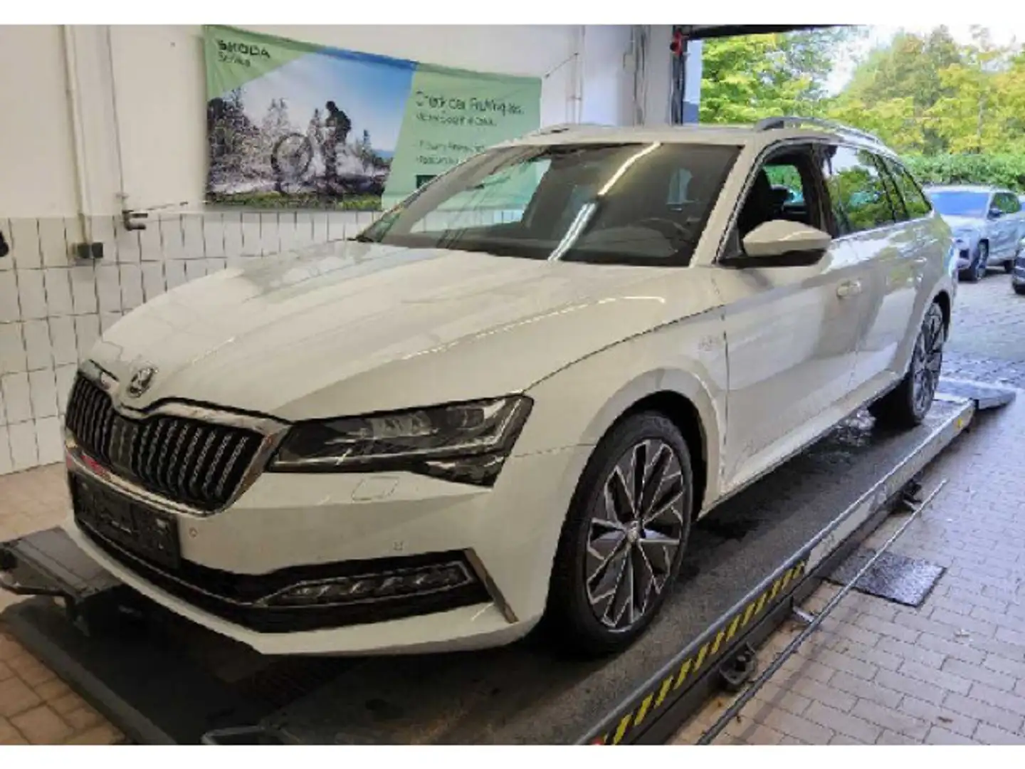 Skoda Superb Combi L&K 2.0 TDI DSG 4x4 AHK Navi Kamera Weiß - 2