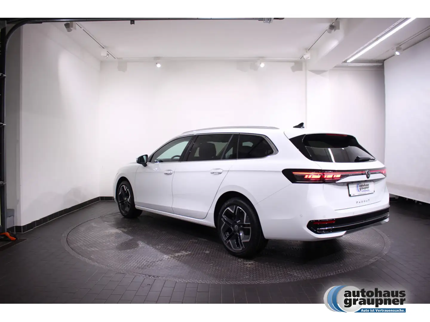 Volkswagen Passat Elegance 2.0 TDI DSG SHZ NAVI ACC PANO Weiß - 2
