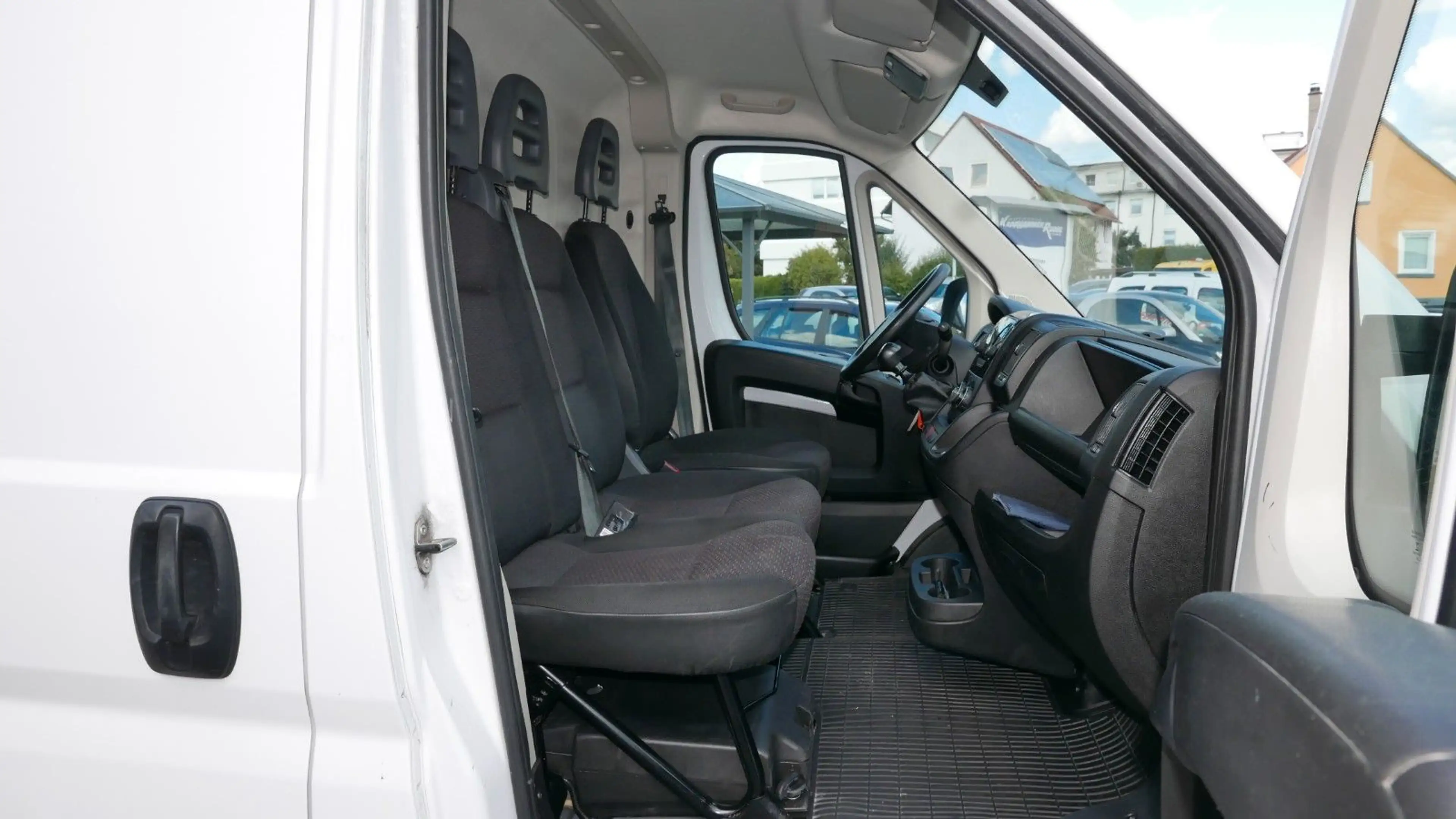 Peugeot Boxer Kasten Hochraum 333 L3H2 Pro BlueHDi 120 S — photo 18