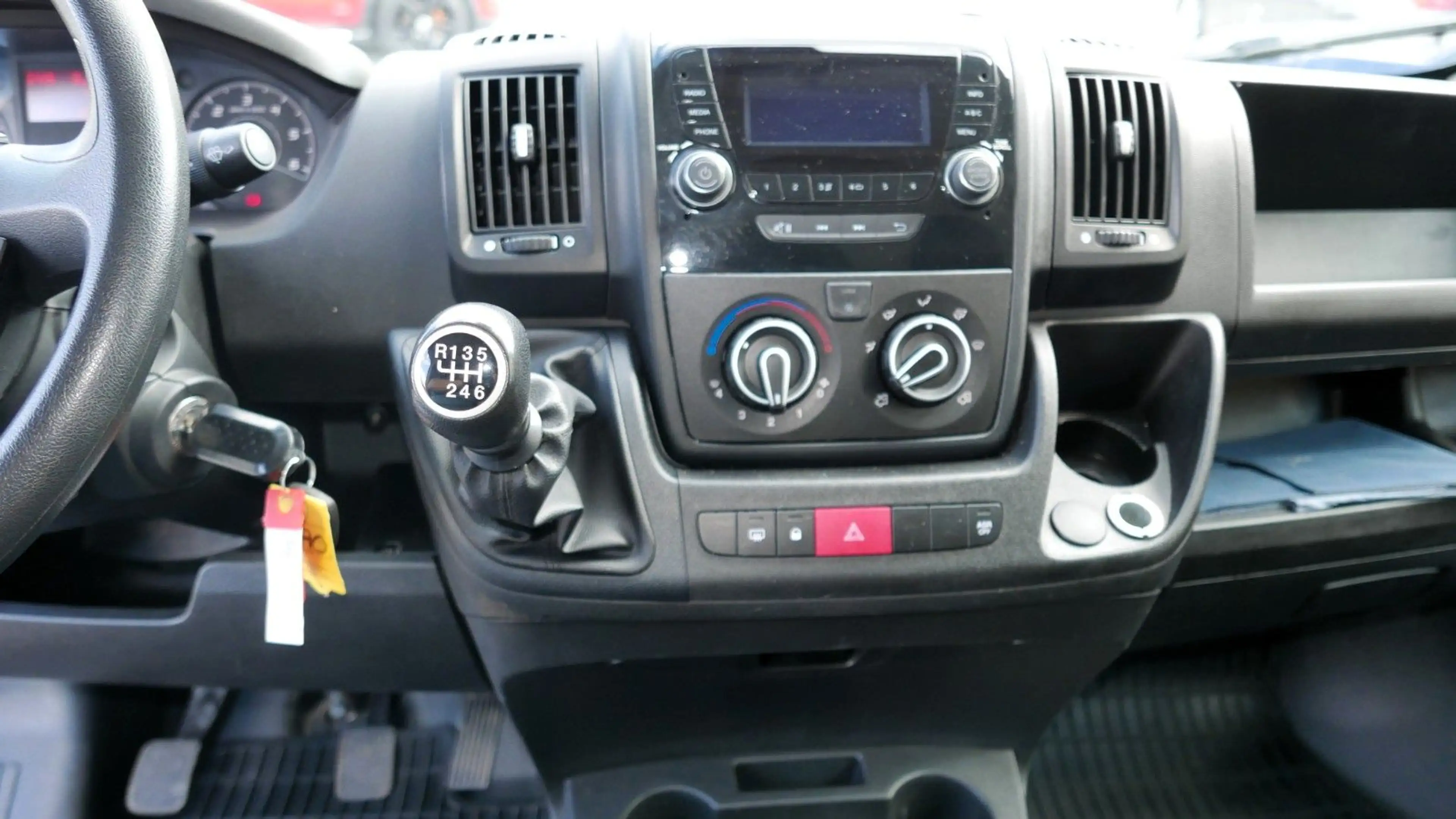 Peugeot Boxer Kasten Hochraum 333 L3H2 Pro BlueHDi 120 S — photo 17