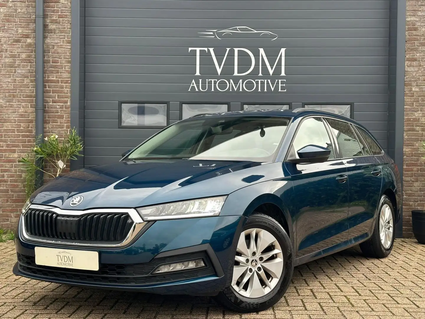 Skoda Octavia Combi 1.5 e-TSI Business Edition Apple Carplay, St Blauw - 1