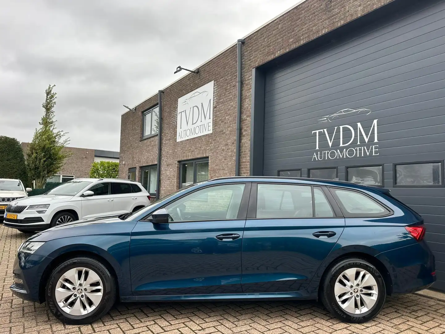 Skoda Octavia Combi 1.5 e-TSI Business Edition Apple Carplay, St Blauw - 2