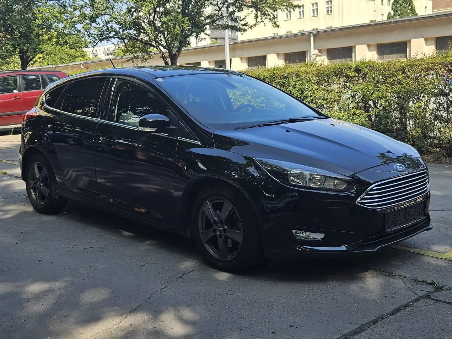 Ford Focus Ford Focus 1,5 TDCi Titanium 120 PS Facelift - Pickerl & Service neu -selbstlenkender Parkassistent. Limousine Schwarz - 1
